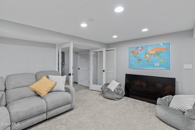 174 Williamsburg Court, Albany, NY 12203