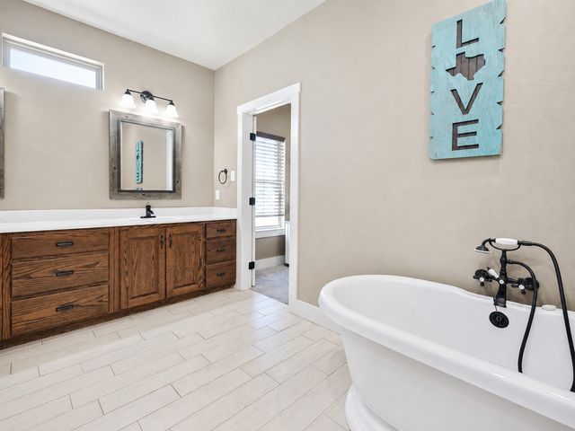 1872 County Road 329, Gainesville, TX 76240