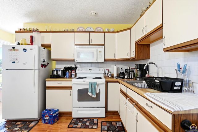 923 SE Wood ST, Topeka, KS 66607