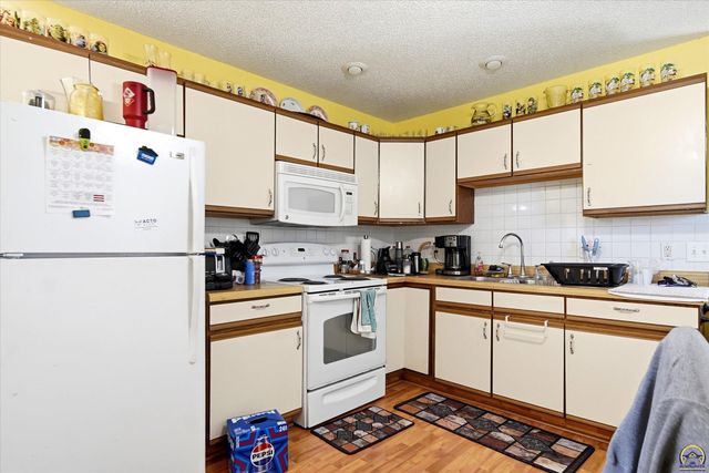 923 SE Wood ST, Topeka, KS 66607