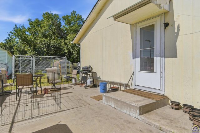 923 SE Wood ST, Topeka, KS 66607