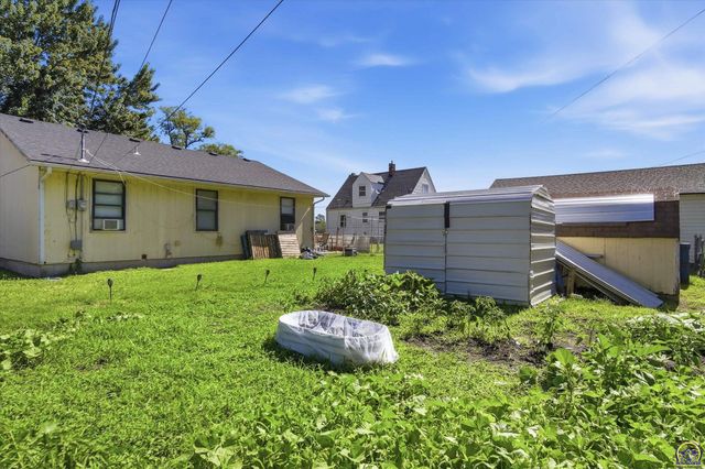 923 SE Wood ST, Topeka, KS 66607