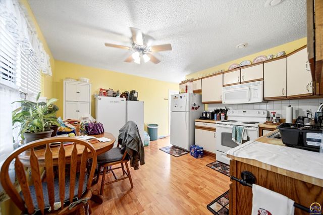 923 SE Wood ST, Topeka, KS 66607
