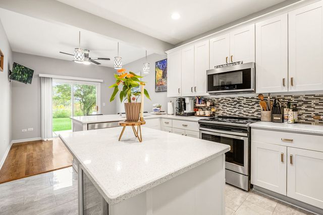 1693 S Candlestick Way 1693, Waukegan, IL 60085