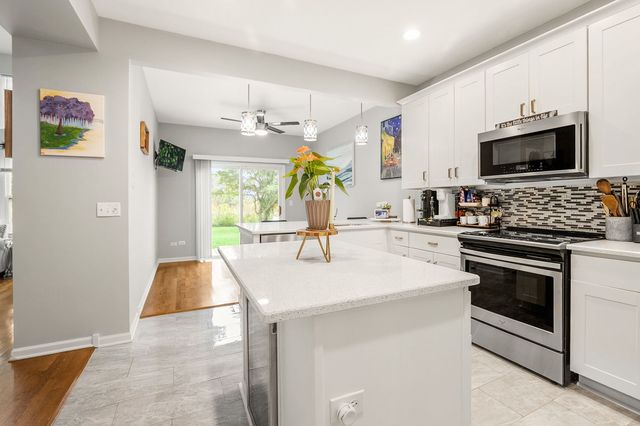 1693 S Candlestick Way 1693, Waukegan, IL 60085