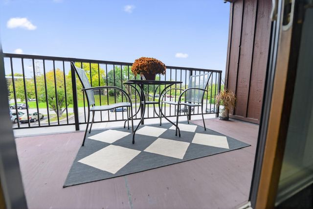 2700 Oxford Street N 135, Roseville, MN 55113