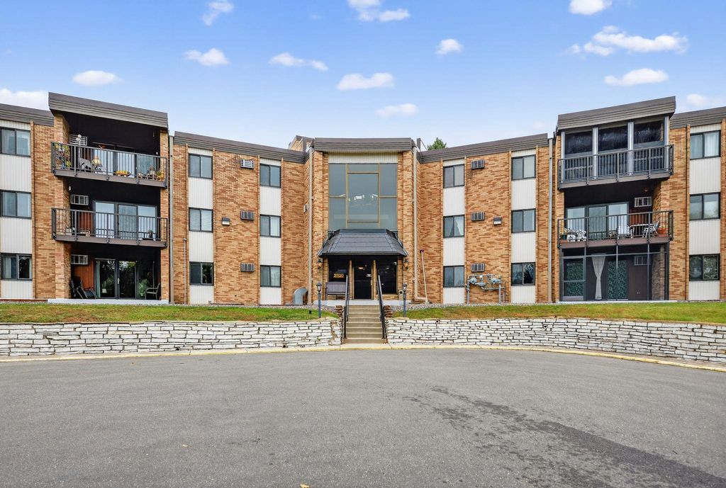 2700 Oxford Street N 135, Roseville, MN 55113