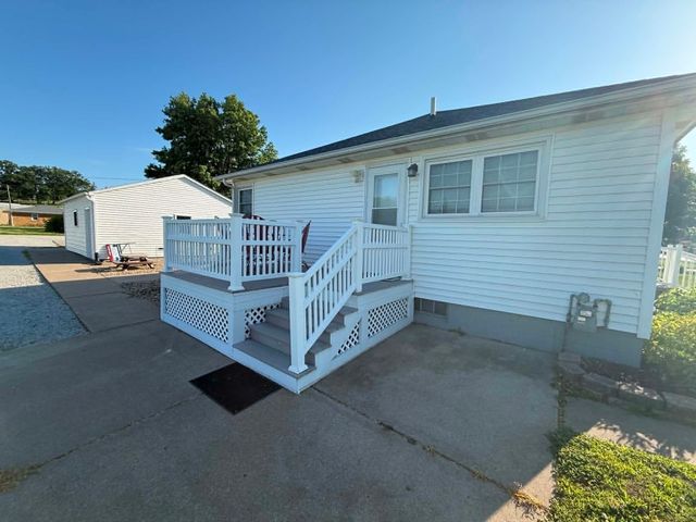 206 6th Avenue E, Andalusia, IL 61232