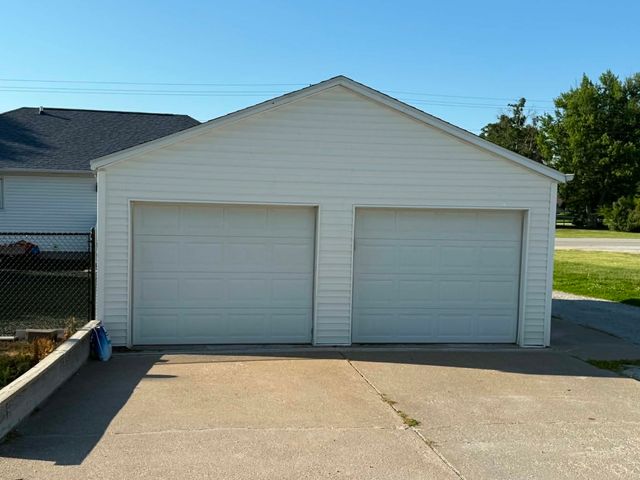 206 6th Avenue E, Andalusia, IL 61232