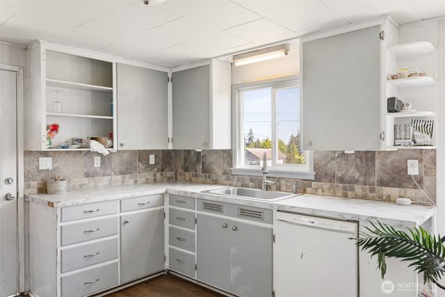 905 W 11th Street, Port Angeles, WA 98363