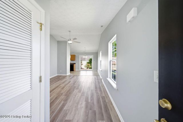 7006 Little Oak Ct, Louisville, KY 40291