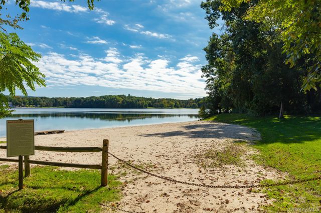 1905 Chelsea Cove S, Hopewell Junction, NY 12533