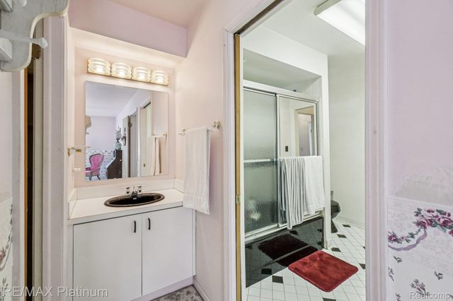 27480 Grobbel Drive, Warren, MI 48092