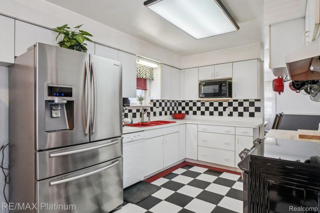 27480 Grobbel Drive, Warren, MI 48092