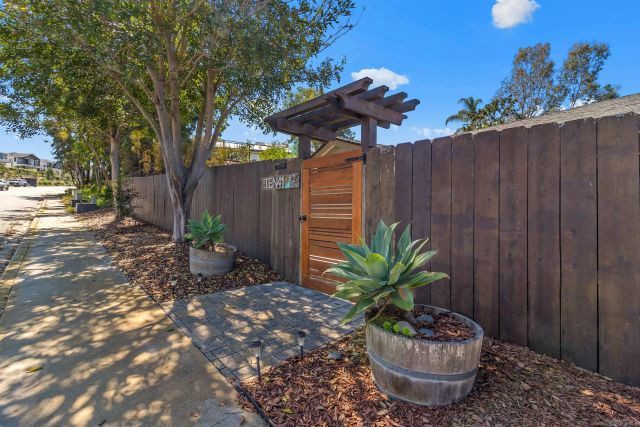 1041 Saint Albans 1, Encinitas, CA 92024