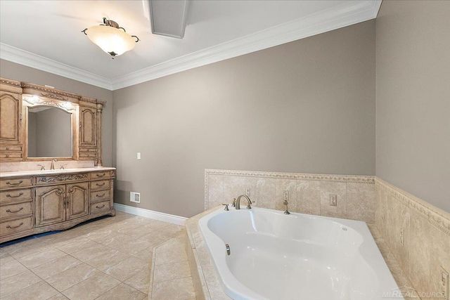 54245 Queensborough Drive, Shelby Twp, MI 48315