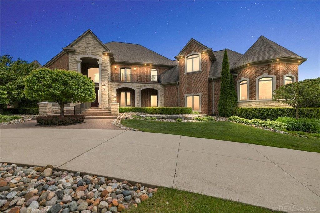 54245 Queensborough Drive, Shelby Twp, MI 48315