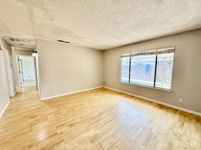 1631 W Monte Vista, Visalia, CA 93277