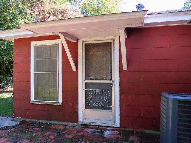 1310 N Commerce Street, Baytown, TX 77520