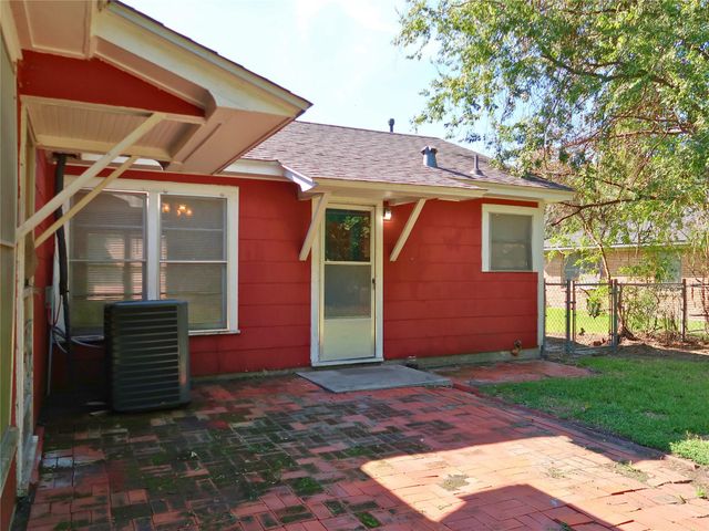1310 N Commerce Street, Baytown, TX 77520