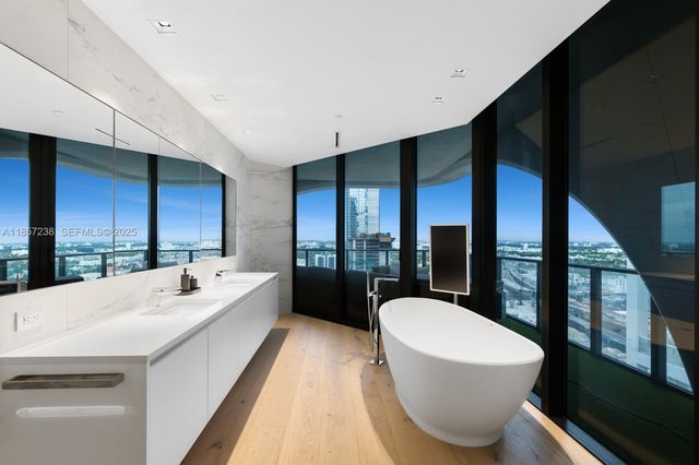1000 Biscayne Boulevard 2402, Miami, FL 33132