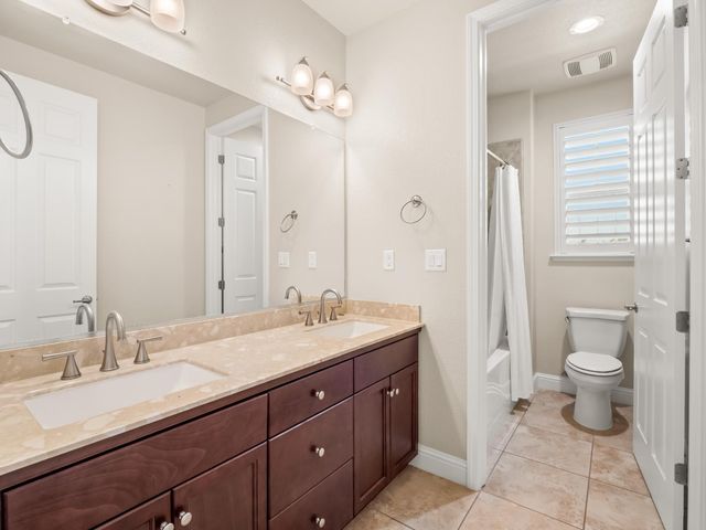 11584 N Via Venitzia Avenue, Fresno, CA 93730