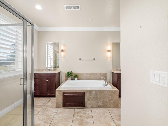 11584 N Via Venitzia Avenue, Fresno, CA 93730