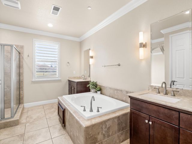 11584 N Via Venitzia Avenue, Fresno, CA 93730