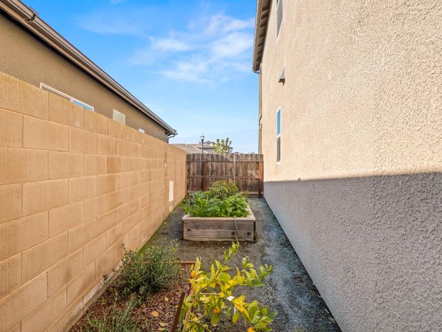 11584 N Via Venitzia Avenue, Fresno, CA 93730