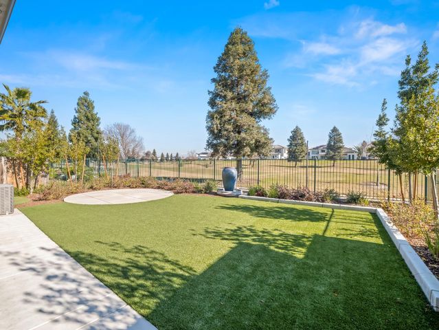 11584 N Via Venitzia Avenue, Fresno, CA 93730