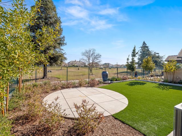 11584 N Via Venitzia Avenue, Fresno, CA 93730