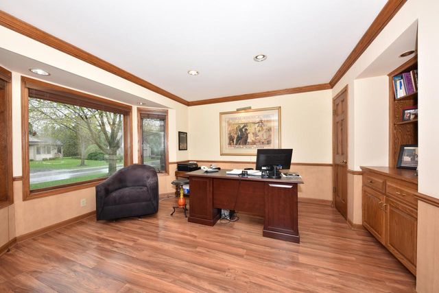 1521 W Eastbrook DRIVE, Mequon, WI 53092