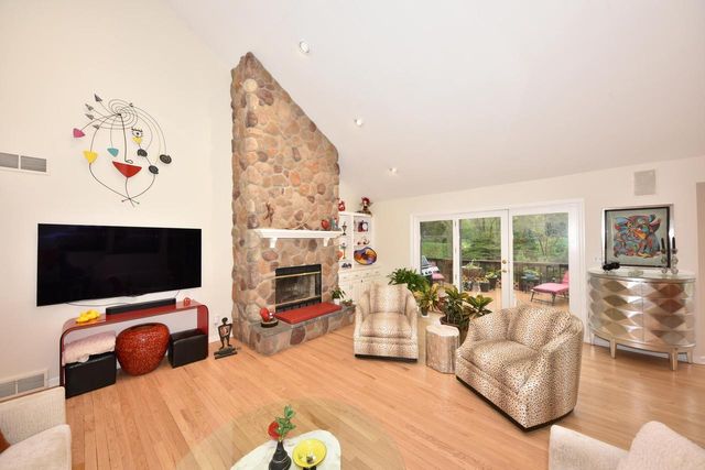 1521 W Eastbrook DRIVE, Mequon, WI 53092