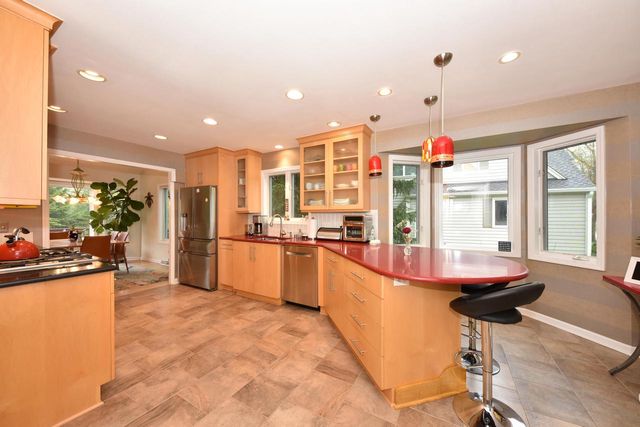 1521 W Eastbrook DRIVE, Mequon, WI 53092