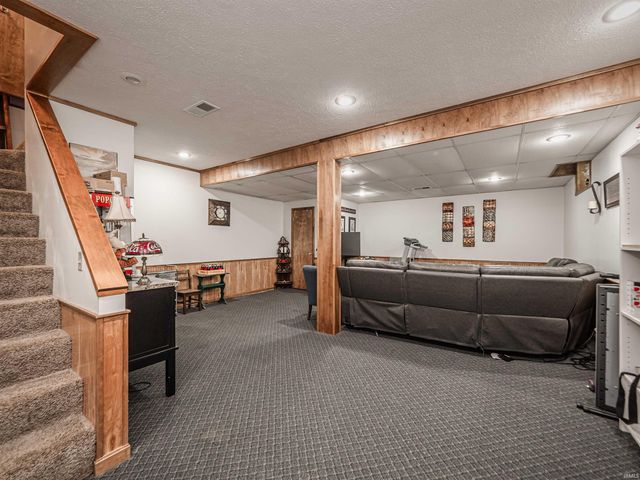 1533 W Shelton Road, Boonville, IN 47601
