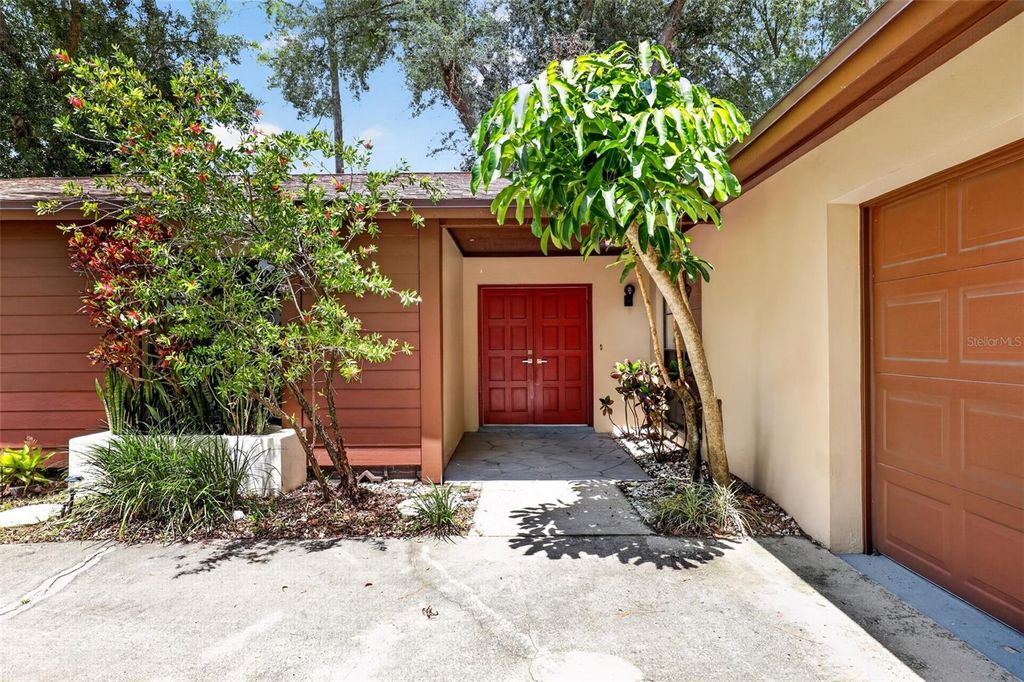 Image 2 of property listing at 4015 DELLBROOK DRIVE, Tampa, FL 33624
