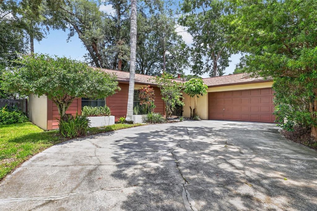 Image 3 of property listing at 4015 DELLBROOK DRIVE, Tampa, FL 33624