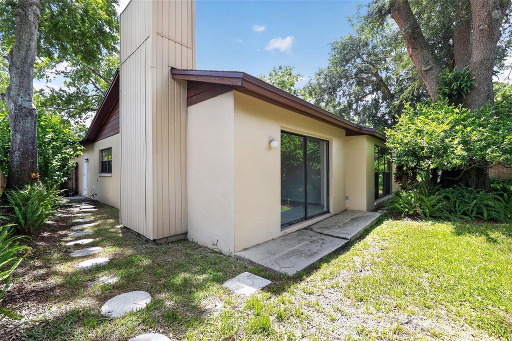 Image 4 of property listing at 4015 DELLBROOK DRIVE, Tampa, FL 33624