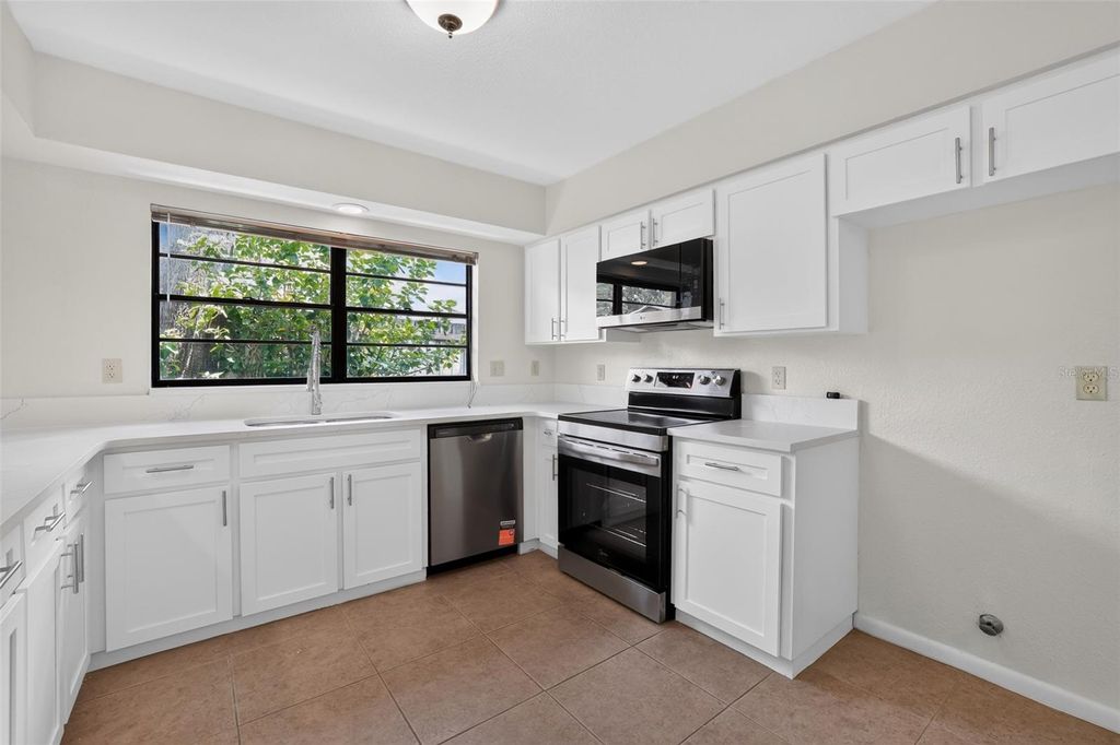 Image 9 of property listing at 4015 DELLBROOK DRIVE, Tampa, FL 33624