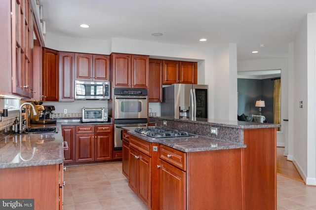 3364 LOGSTONE DR, Triangle, VA 22172