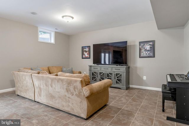 3364 LOGSTONE DR, Triangle, VA 22172