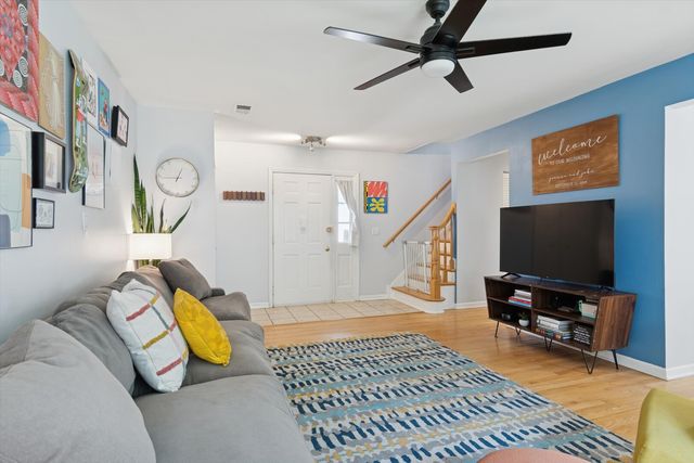 815 Woodside Drive, Roselle, IL 60172