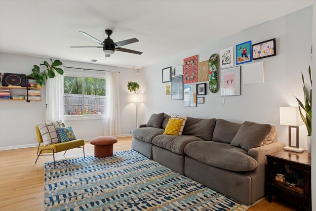 815 Woodside Drive, Roselle, IL 60172