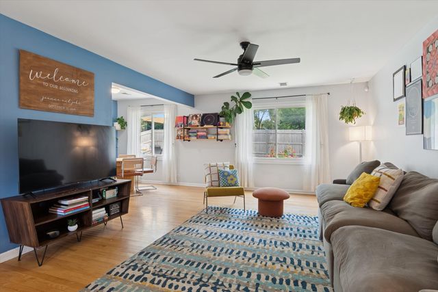 815 Woodside Drive, Roselle, IL 60172