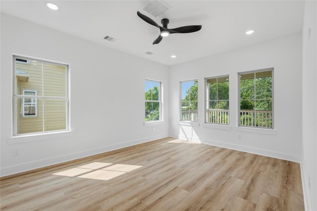 733 S Carroll Street, La Porte, TX 77571