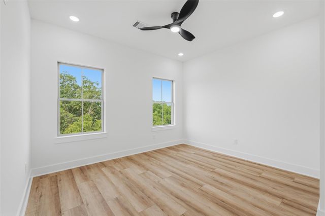 733 S Carroll Street, La Porte, TX 77571