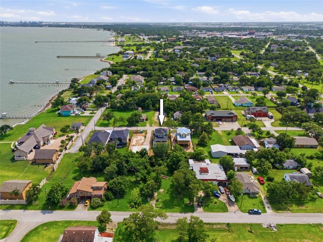 733 S Carroll Street, La Porte, TX 77571