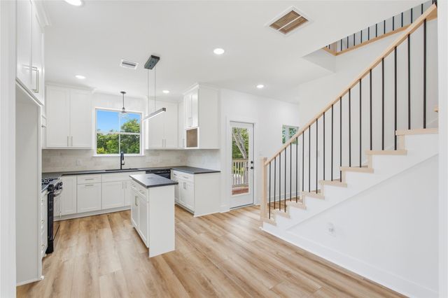 733 S Carroll Street, La Porte, TX 77571