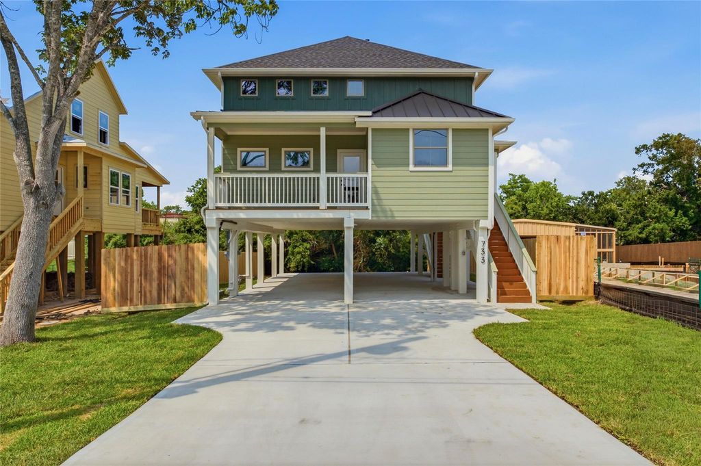733 S Carroll Street, La Porte, TX 77571