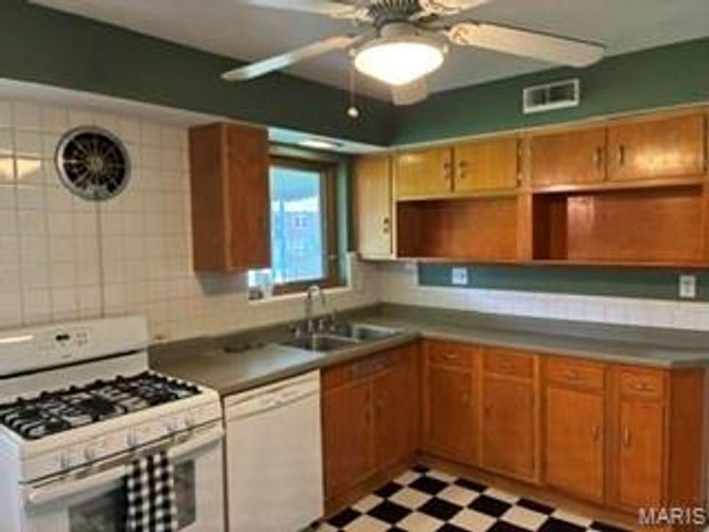 5444 Sunshine Drive, St Louis, MO 63109